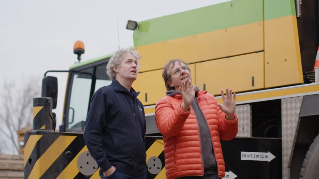 Twee aannemers bekijken project, still uit Gerose brandmovie 2023